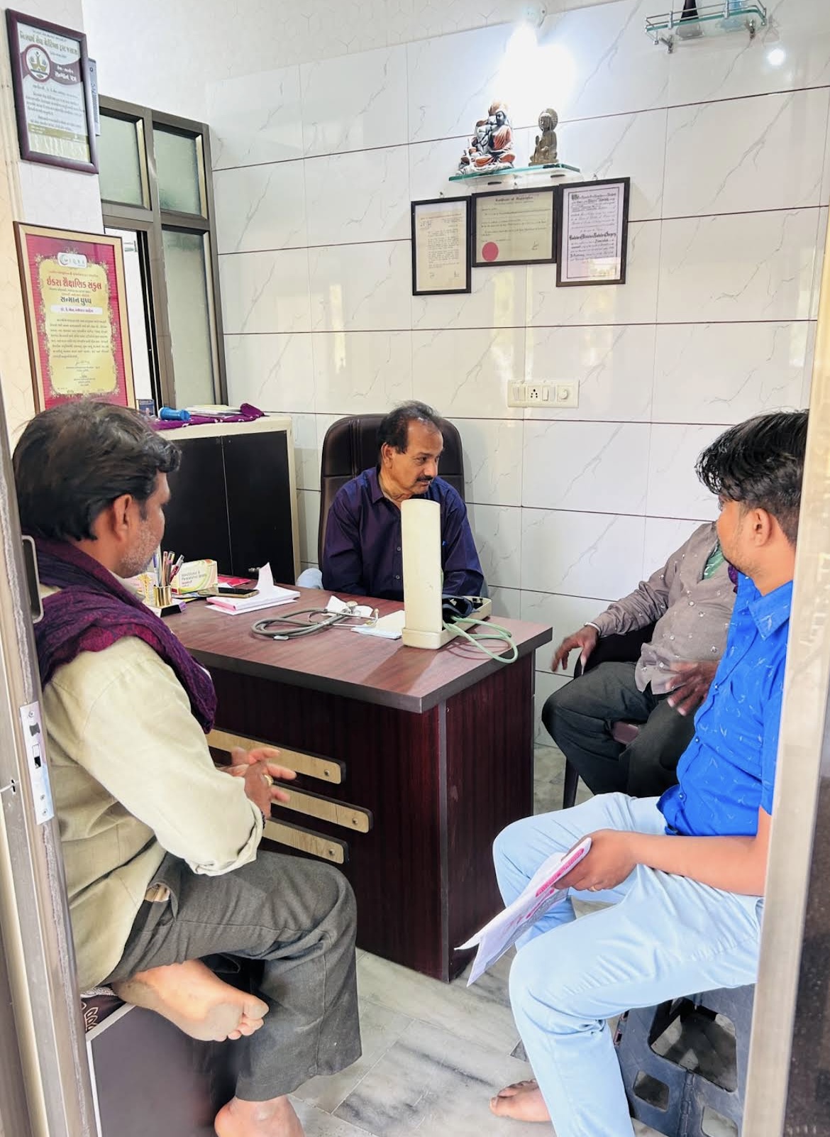 Dr. Bathvar in consultation with patients at Pankh Clinic